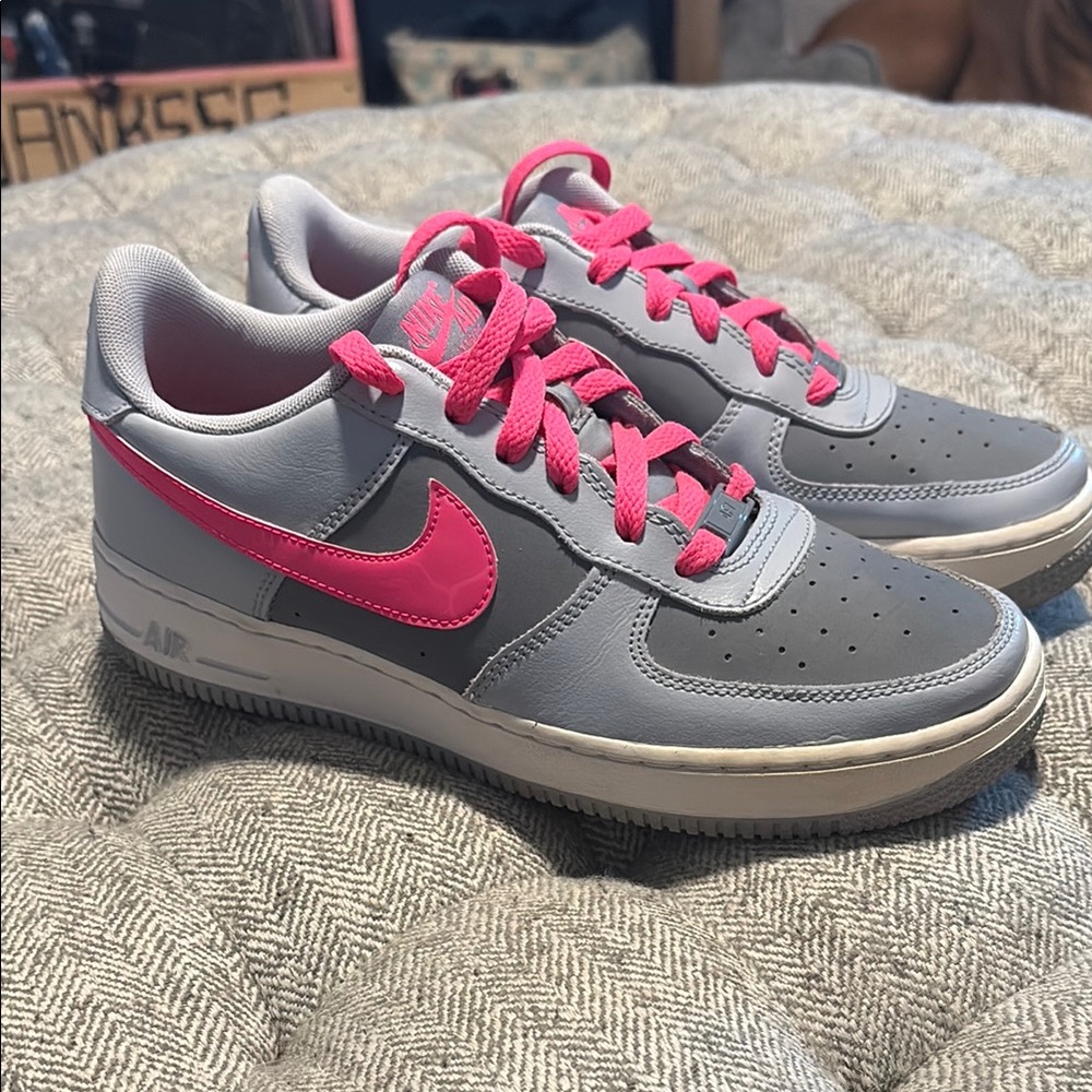 Nike Air Force 1 Low GS sneakers in a Wolf Grey/Hyper Pink size 7Y - Picture 4 of 8